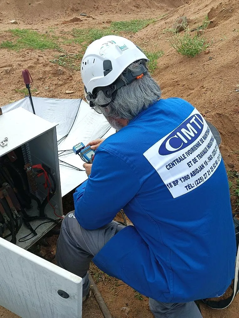 Technicien CIMTI casqué effectuant des mesures sur un coffret de protection cathodique