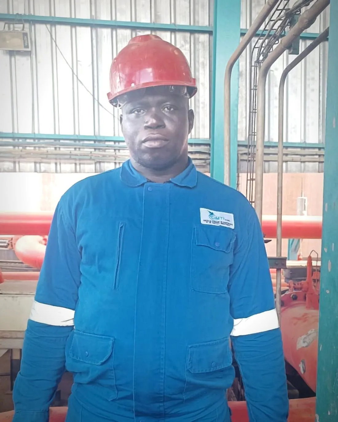 Traoré Youssoufou, responsable mécanique de CIMTI, en combinaison et casque de chantier sur un site industriel